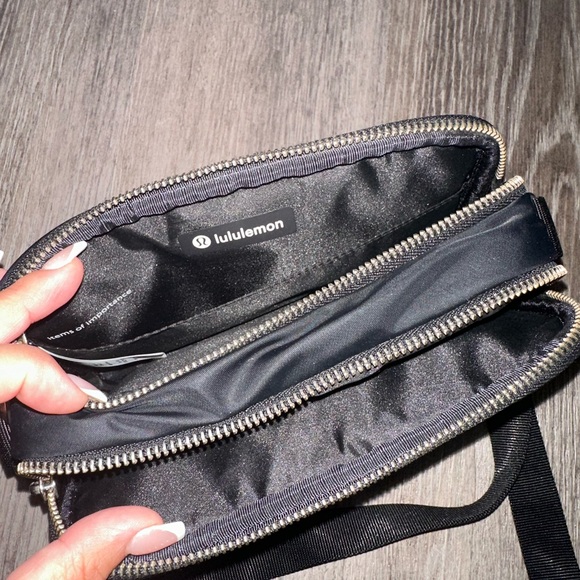 Lululemon Crossbody Camera Bag 2L - Picture 3 of 3